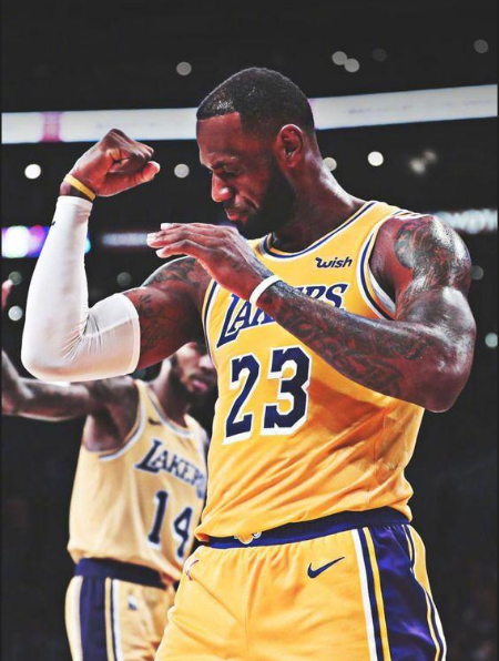 关于美国男篮轻取火箭，哈里斯打破历史纪录的信息