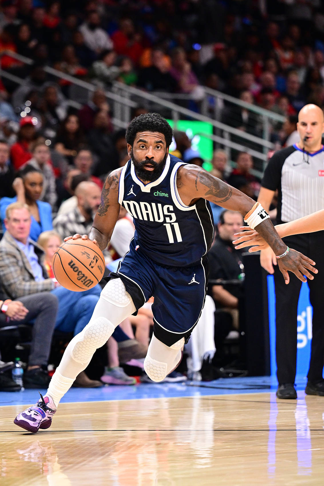 包含凯里欧文神奇过人得手，助球队轻松获胜的词条